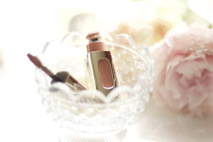 Made From Beauty Top Glossy Nudes L'Oreal Paris Color Riche Extraordinaire in Nude Ballet