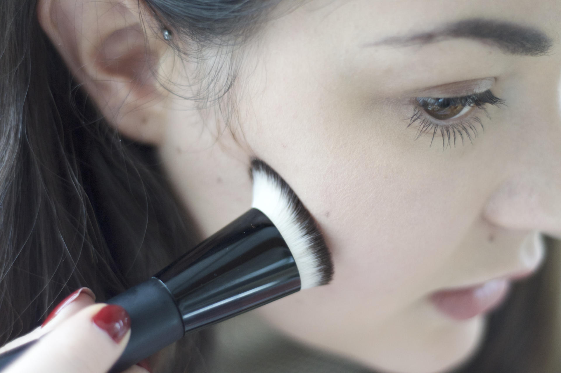 Made From Beauty L'Oreal Dual Ended Sculpting Brush in action