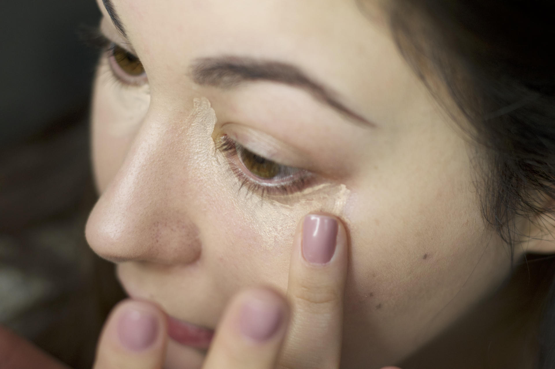 Made From Beauty The Charlotte Tilbury Mini Miracle Eye Wand Applying