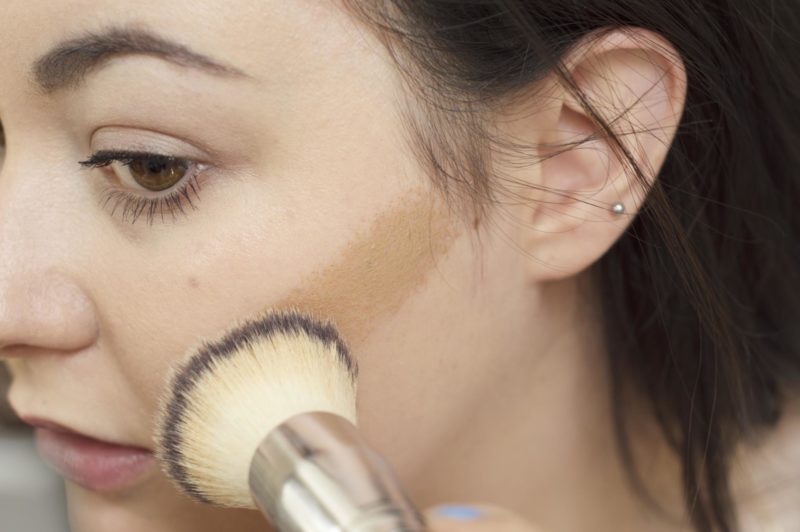 L'Oreal Glam Bronze Cushion Soleil applying with brush